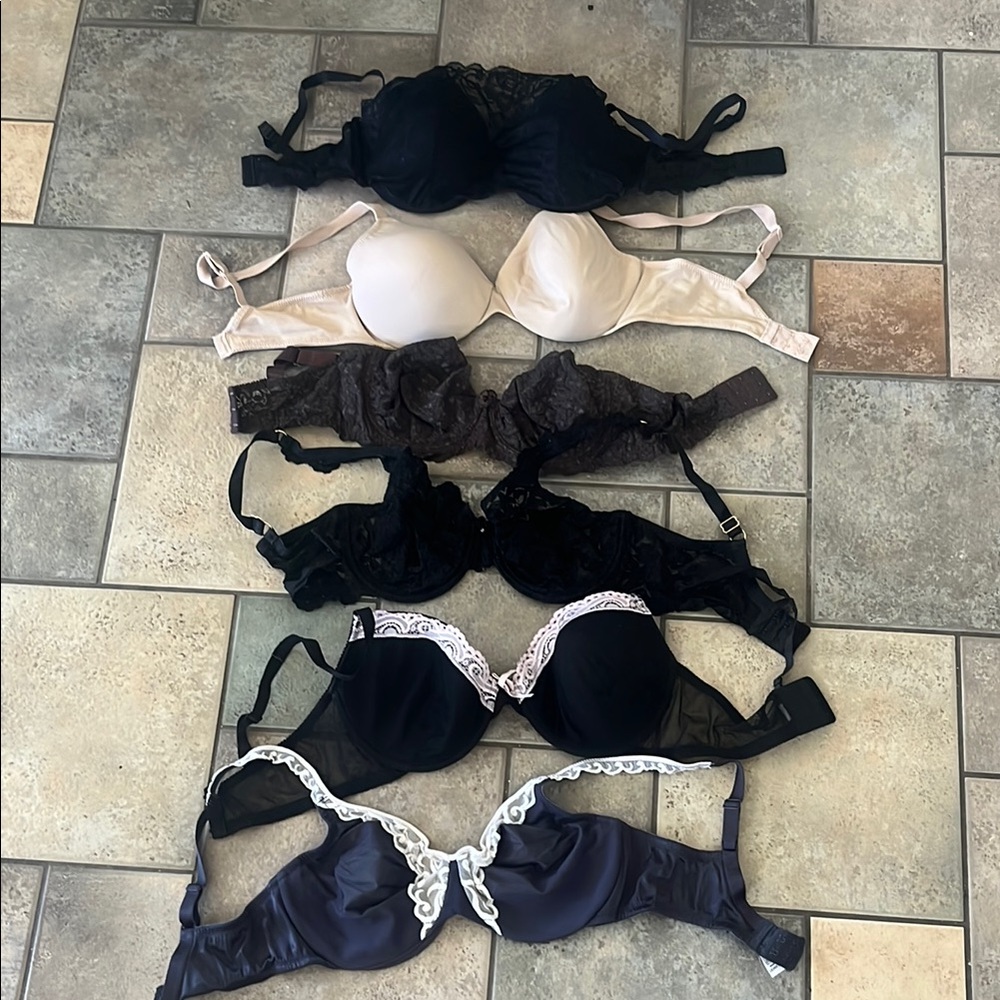 Set of 6- 36D/ Black and White Full-Coverage Bras w/underwireAdjustable Straps